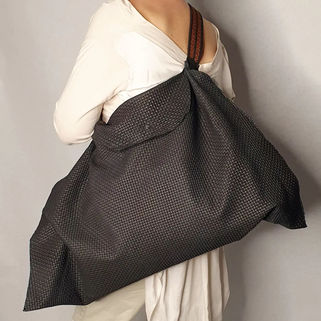 Γυναικεία Χειροποίητη Δερμάτινη Μαύρη Τριγωνική Τσάντα Τύπου Φουλάρι - 30039